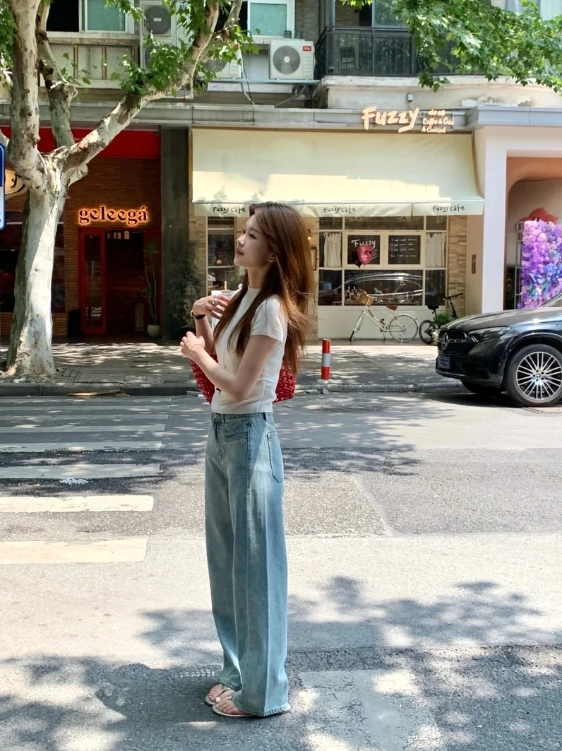 Vẻ đẹp trẻ trung tràn đầy năng lượng và tươi tắn trong trang phục jean