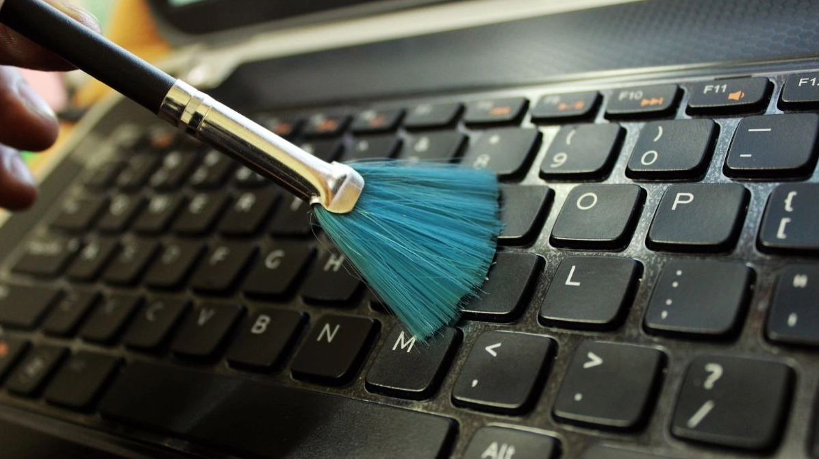 Hướng dẫn chi tiết cách mở nguồn laptop Dell khi gặp sự cố không lên màn hình 21 Vệ sinh bàn phím