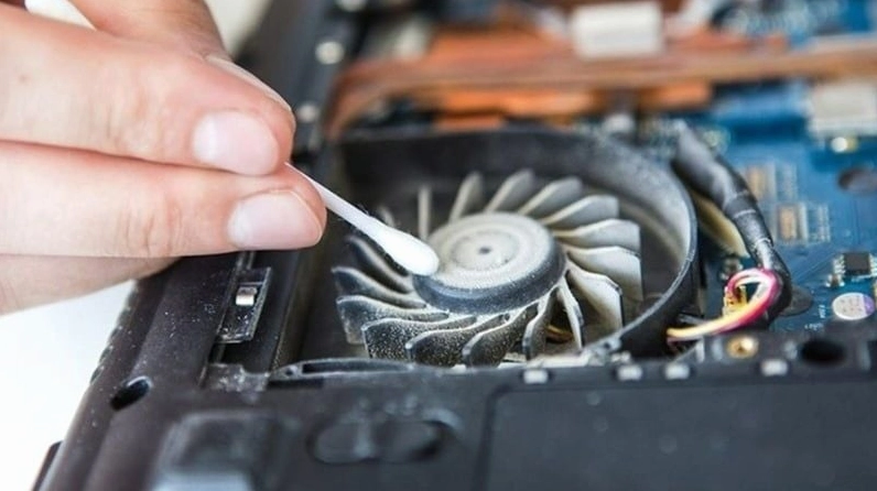 Vệ sinh bụi bẩn bên trong máy