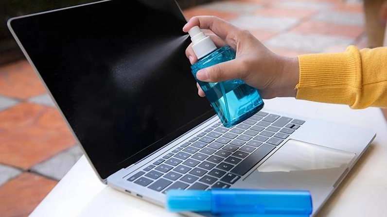Bật mí cách sử dụng laptop bền nhất giúp thiết bị luôn hoạt động ổn định và kéo dài tuổi thọ 10 Vệ sinh laptop định kỳ