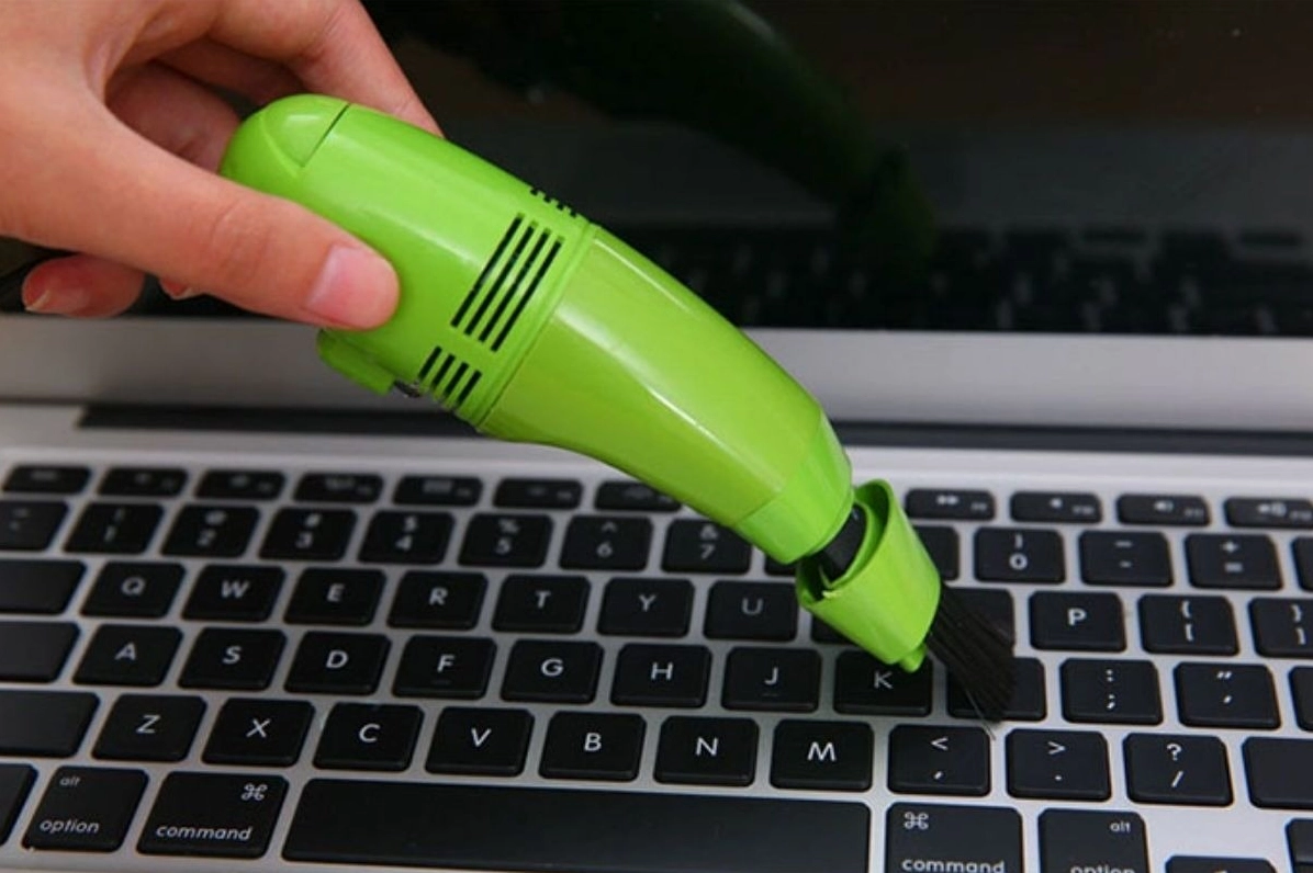 Vệ sinh laptop thường xuyên giúp cải thiện khả năng tản nhiệt và tối ưu hóa hiệu suất