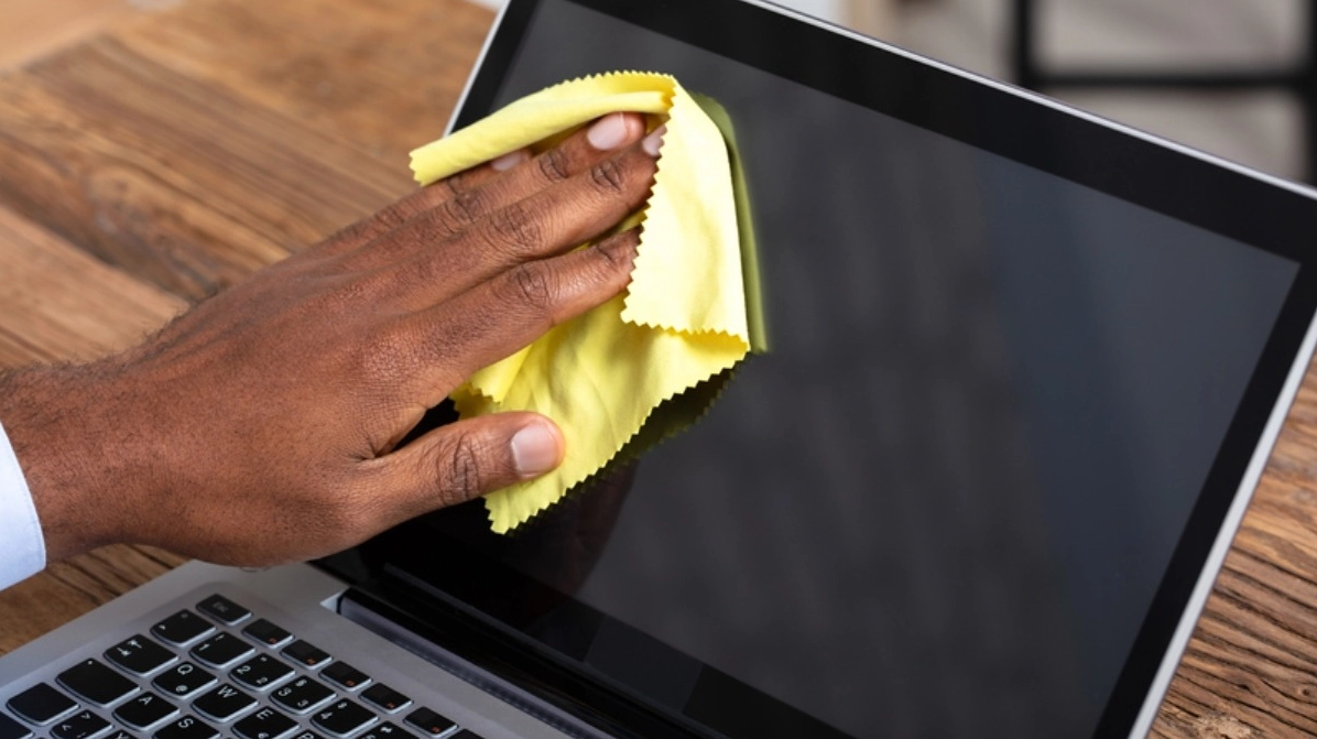 Bật mí cách sử dụng laptop bền nhất giúp thiết bị luôn hoạt động ổn định và kéo dài tuổi thọ 12 Vệ sinh màn hình máy tính