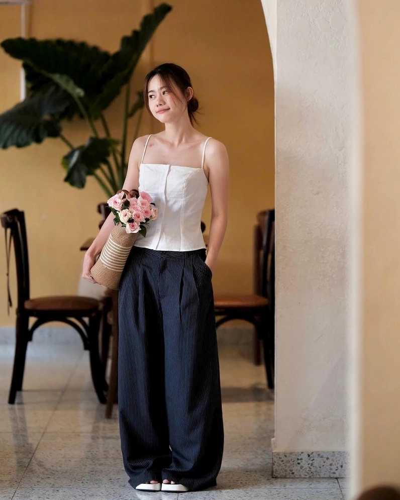 Vì sao hình ảnh gái mặc áo 2 dây luôn được yêu thích