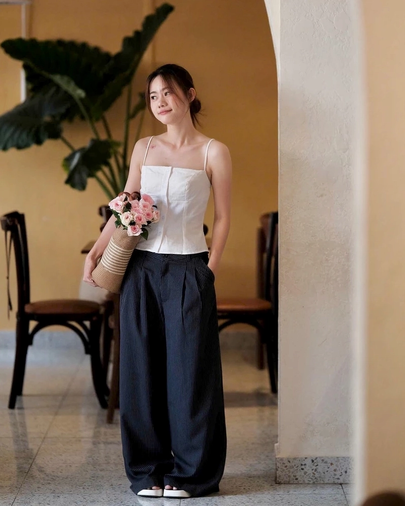 Vì sao hình ảnh gái mặc áo 2 dây luôn được yêu thích