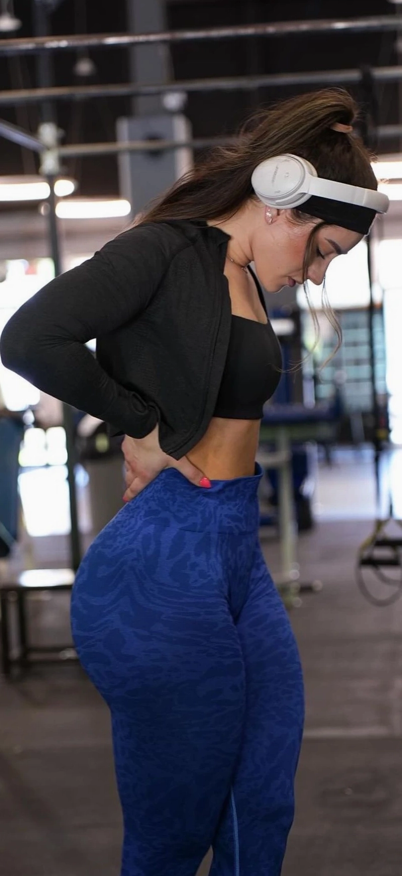 Vì sao hình ảnh gái mặc đồ tập gym luôn được yêu thích