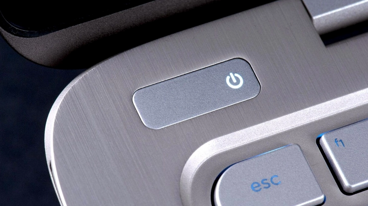 Hướng dẫn chi tiết cách mở nguồn laptop hiệu quả khi nút nguồn bị hỏng 1 Vị trí nút nguồn laptop thường nằm ở góc trên bàn phím