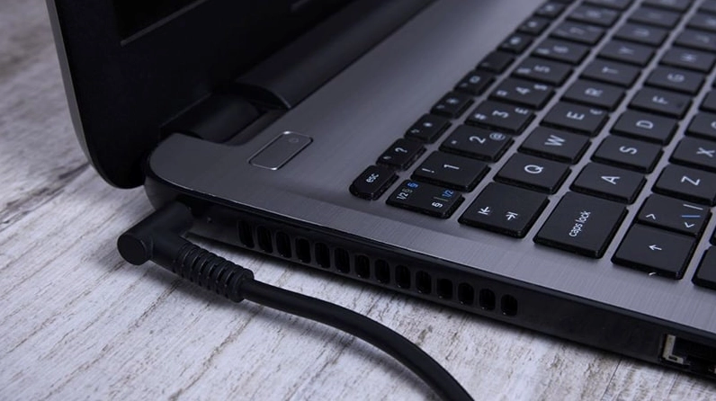 Vừa sạc vừa dùng Laptop HP có sao không