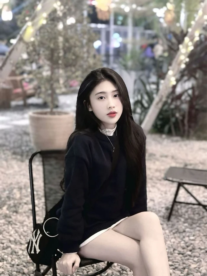 Ngắm trọn bộ 30 ảnh gái xinh mặc váy ngắn đen gợi cảm cuốn hút 3 Một chút lạnh lùng pha nét kiêu sa khiến hình ảnh trở nên đặc biệt hơn