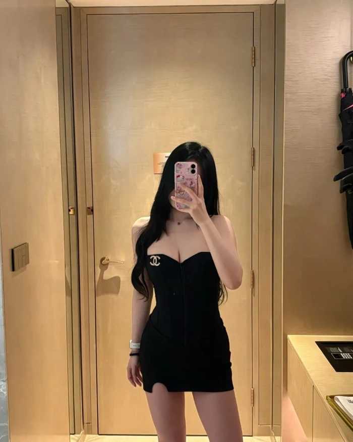 Ngắm trọn bộ 30 ảnh gái xinh mặc váy ngắn đen gợi cảm cuốn hút 7 Gu thời trang tinh tế với tông màu đen luôn mang lại cảm giác sang chảnh và nổi bật