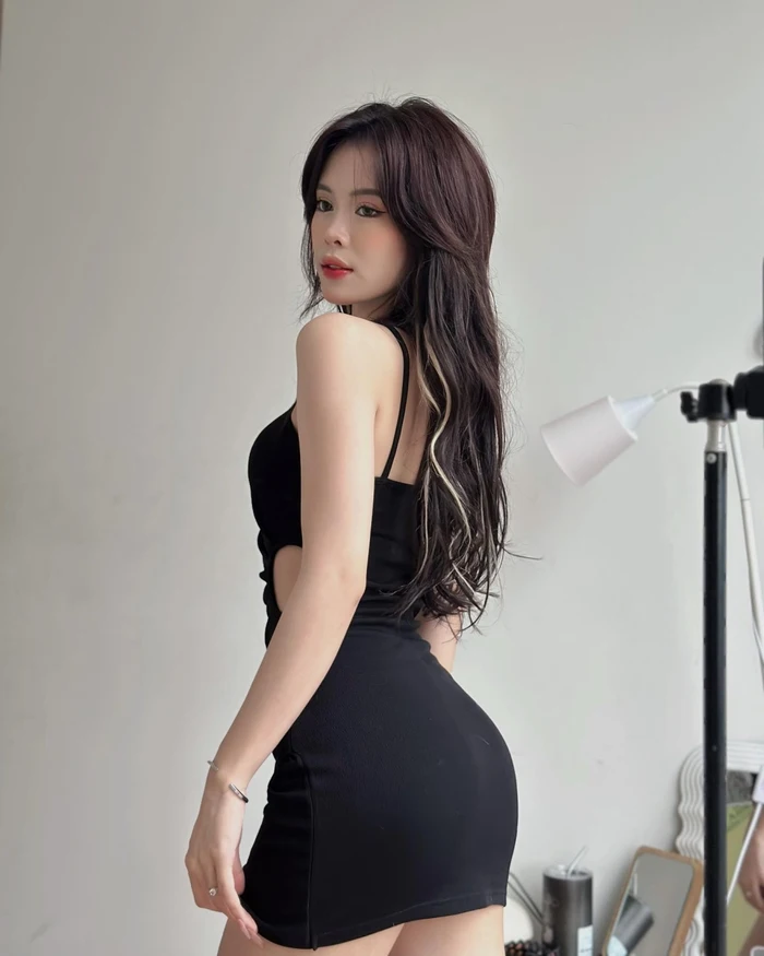 Ngắm trọn bộ 30 ảnh gái xinh mặc váy ngắn đen gợi cảm cuốn hút 10 Một chiếc đầm đen đơn giản nhưng đủ làm nổi bật phong cách thanh lịch hiện đại